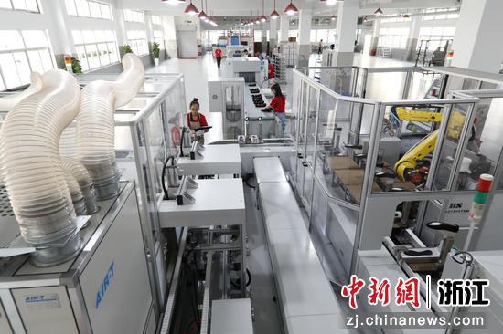 巨一集團數字化無塵車間。豐門街道辦事處供圖